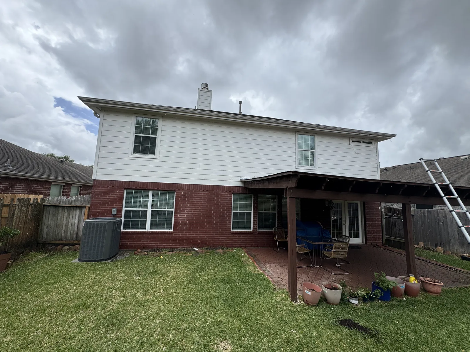 Clean white siding on the same Houston, TX home after soft washing
